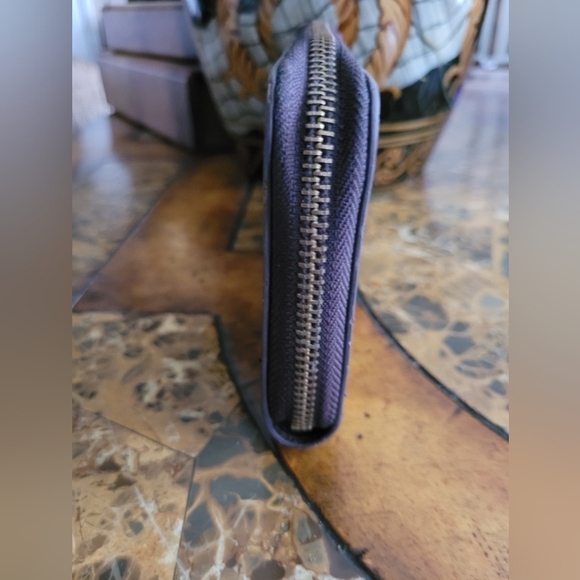 Louis Vuitton Monogram Zip around Wallet - Picture 4 of 6